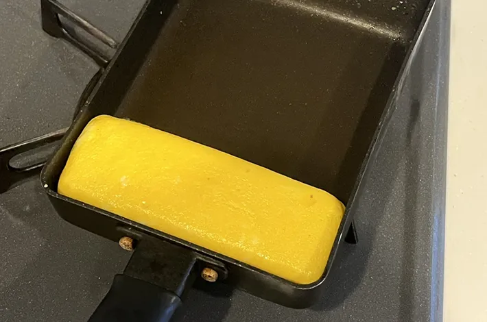 玉子焼きを焼いている写真（撮影：grapeフード編集部）