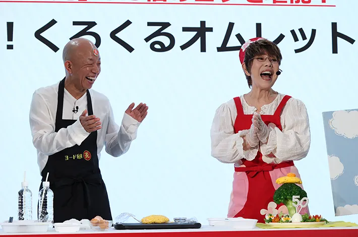 『ヨード卵・光 新CM発表会』で料理を作る、平野レミさんと小峠英二さん