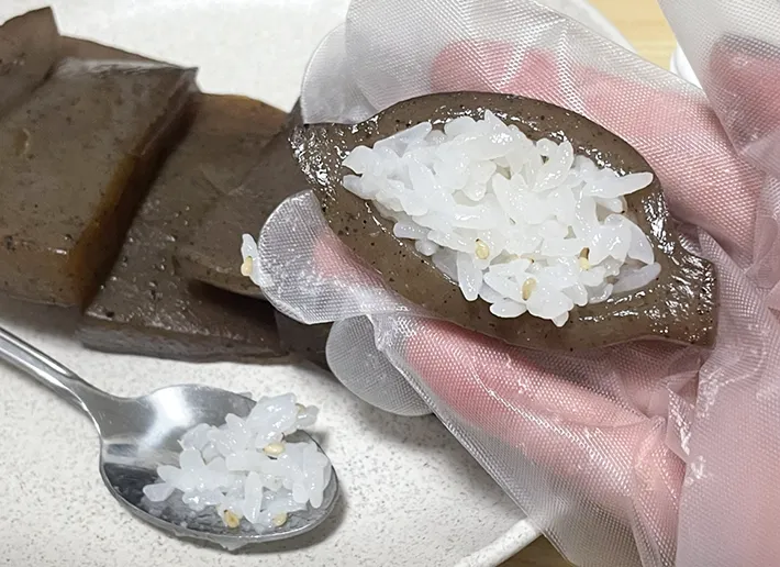 こんにゃくに酢飯を詰める写真（撮影：grapeフード編集部）