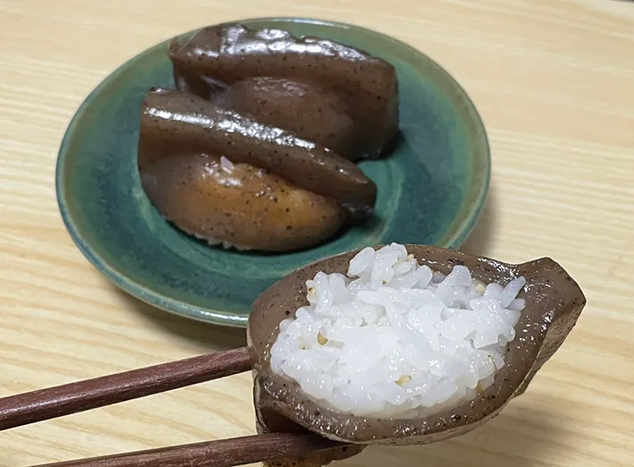 『こんにゃくいなり』の写真（撮影：grapeフード編集部）