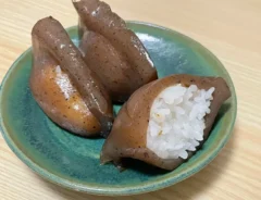 『こんにゃくいなり』の写真（撮影：grapeフード編集部）