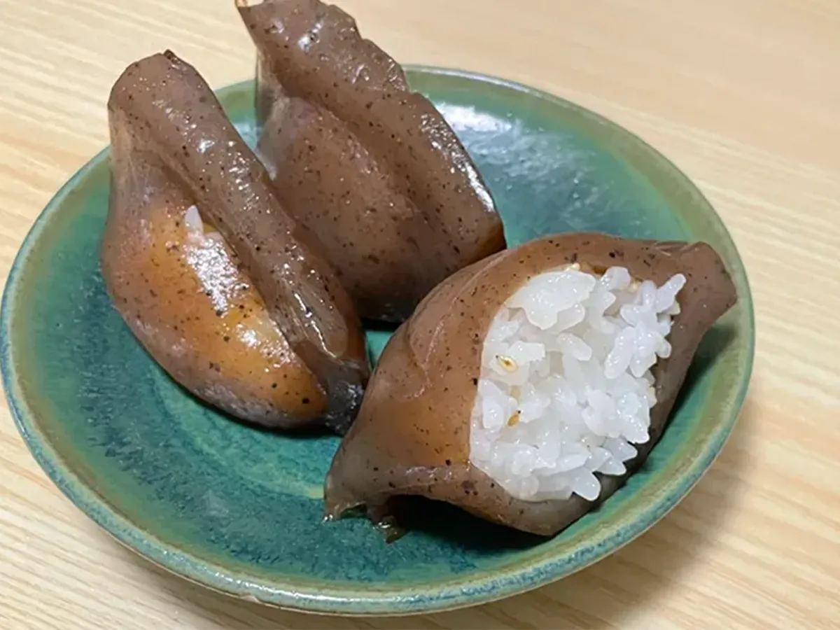 『こんにゃくいなり』の写真（撮影：grapeフード編集部）