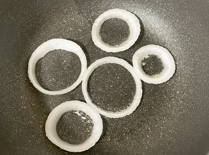 輪切りのタマネギを焼く写真（撮影：grapeフード編集部）
