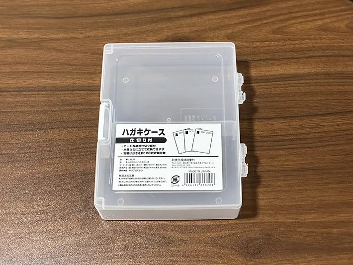 机に置かれたハガキケース（撮影：grapeライフハック編集部）