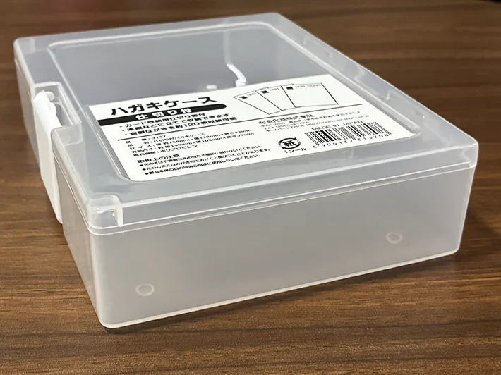 机に置かれたハガキケース（撮影：grapeライフハック編集部）