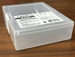 机に置かれたハガキケース（撮影：grapeライフハック編集部）