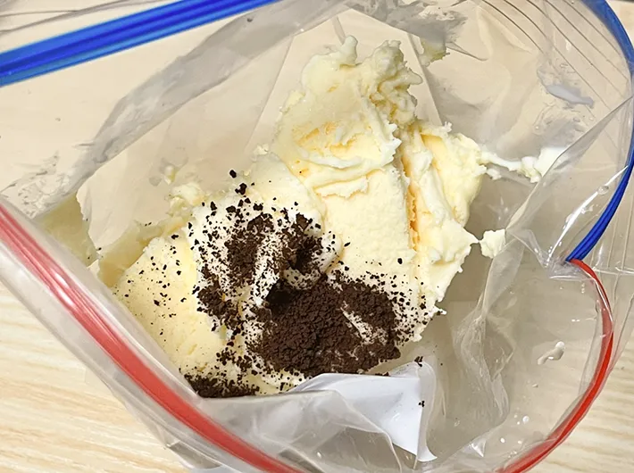 アイスとインスタントコーヒーをジッパーつき保存袋に入れる写真（撮影：grapeフード編集部）
