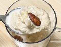 コーヒーシェイクの写真アイスとインスタントコーヒーをジッパーつき保存袋に入れる写真（撮影：grapeフード編集部）