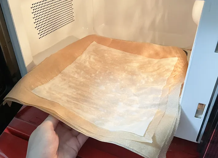 春巻きの皮を電子レンジで加熱する写真（撮影：grapeフード編集部）