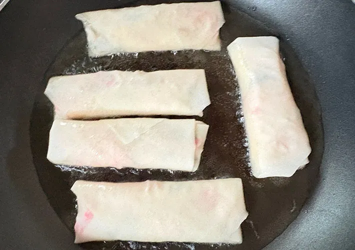 揚げ焼きにしている画像（撮影:エニママ）　