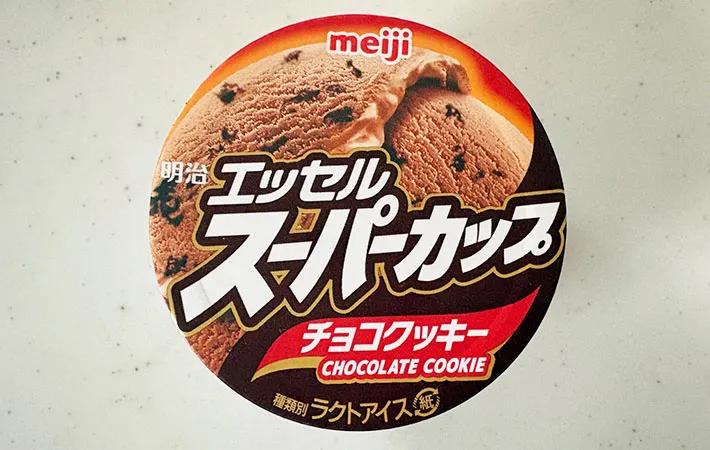 スーパーカップチョコクッキー味の商品画像（撮影:エニママ）　