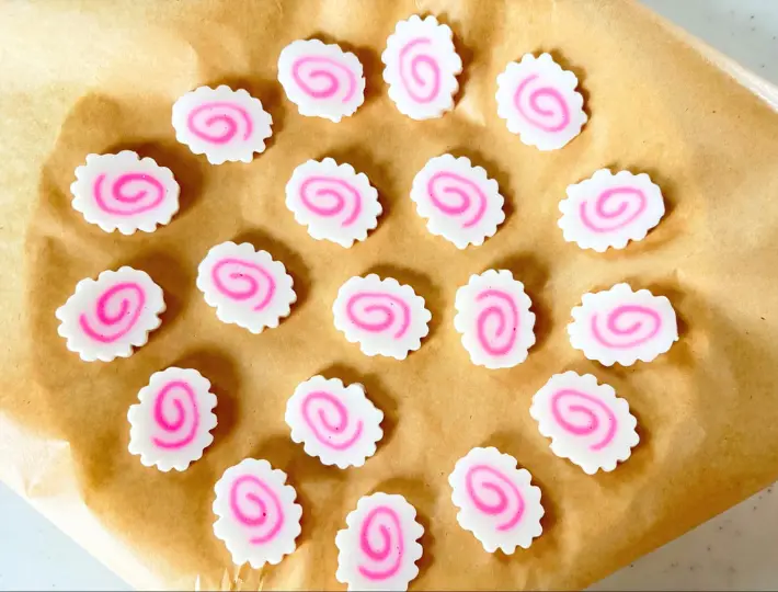 なるとを皿に並べた画像（撮影：エニママ）