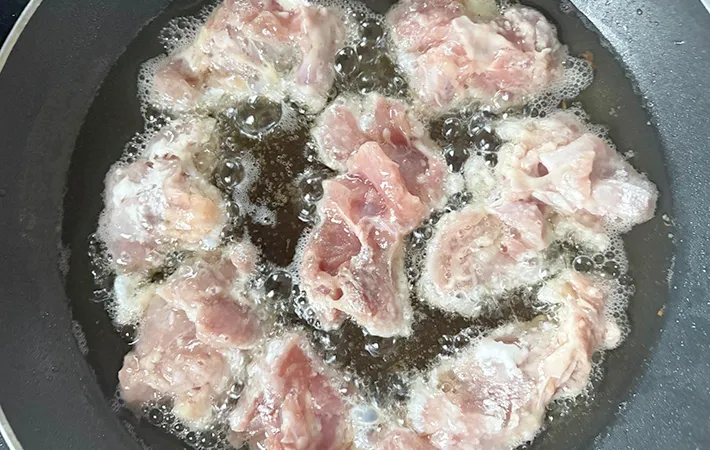 油で揚げている画像（撮影：エニママ）