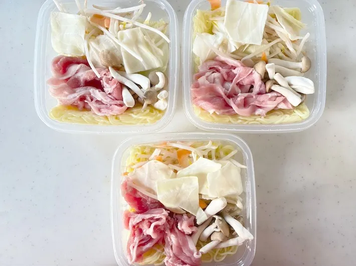 タッパーに、麺、カット野菜、しめじ、豚こま肉を詰めた画像（撮影：エニママ）