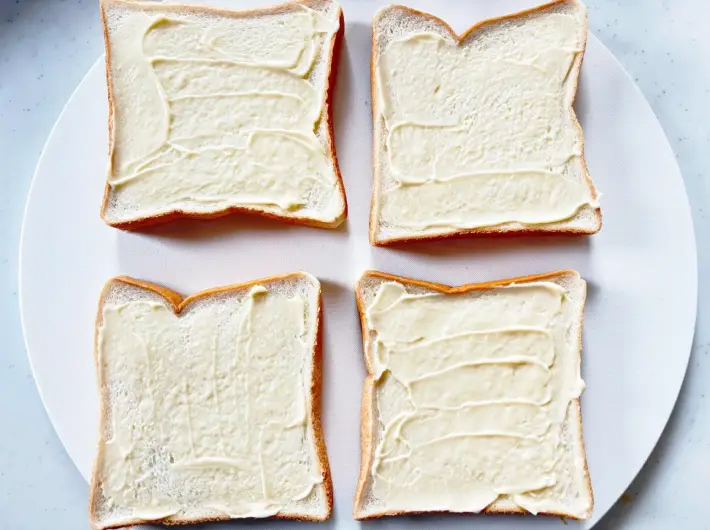 食パンにマヨネーズを塗り広げた画像（撮影：エニママ）