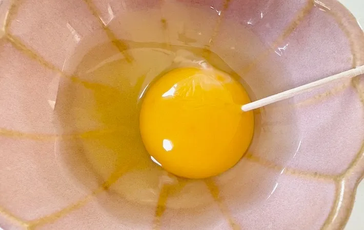 爪楊枝で穴を開ける画像（撮影：エニママ）