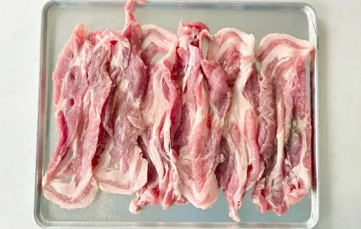 豚肉に塩コショウを振った画像（撮影：エニママ）