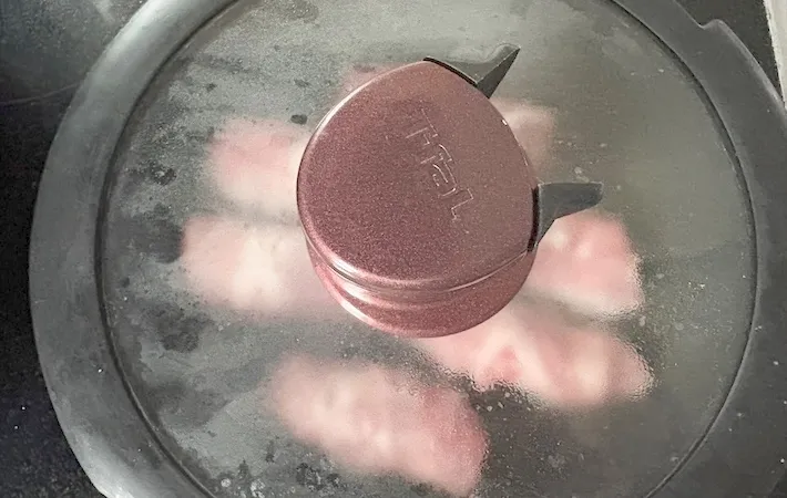 蓋をして焼いている画像（撮影：エニママ）