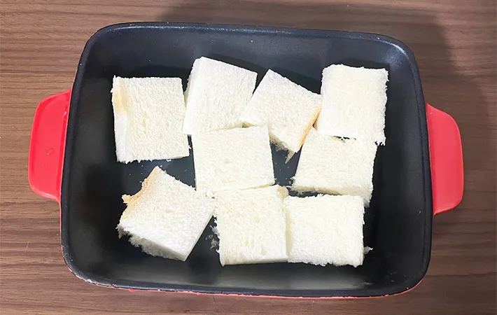 食パンを切って耐熱皿に入れた画像（撮影：エニママ）