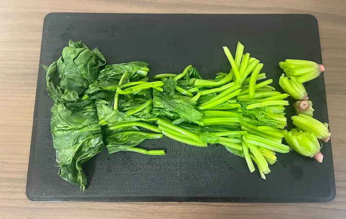 ほうれん草を切った画像（撮影：エニママ）