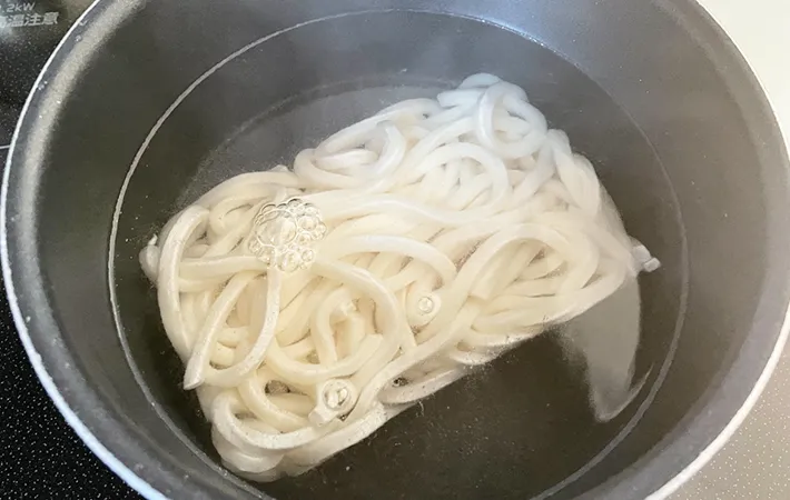 冷凍うどんをゆでている画像（撮影:エニママ）