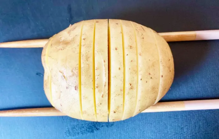 切り込みを入れたじゃがいもの画像（撮影：エニママ）