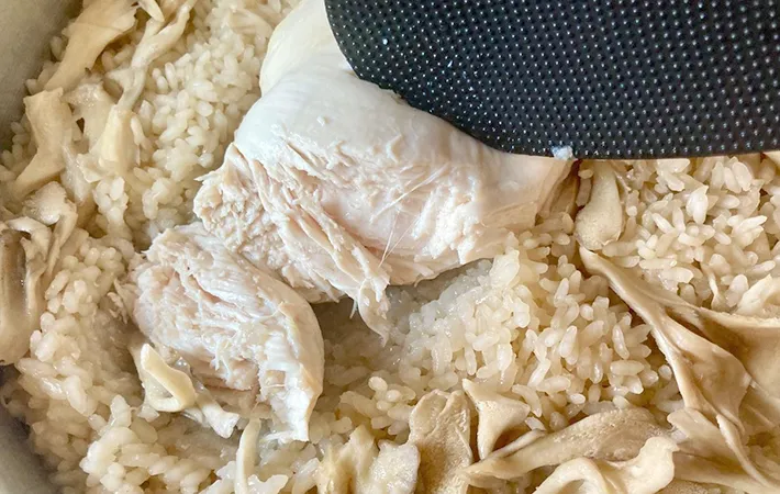 鶏肉をほぐす画像（撮影：エニママ）