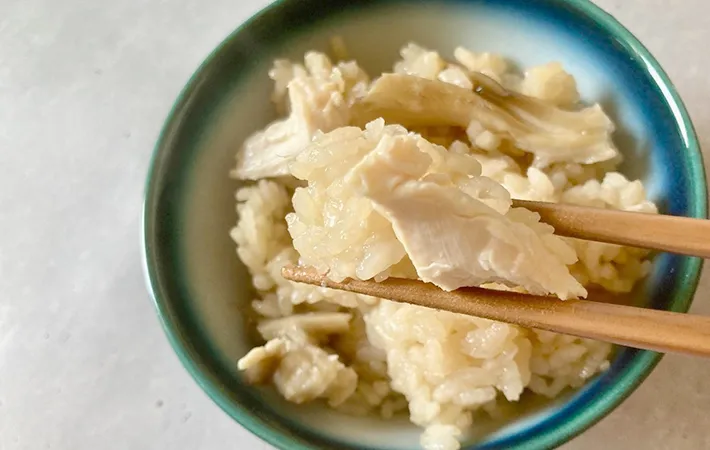 炊き込みご飯を箸で持ち上げる画像（撮影：エニママ）