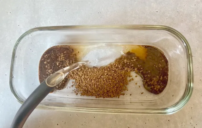 インスタントコーヒーにお湯を注ぐ画像（撮影：エニママ）