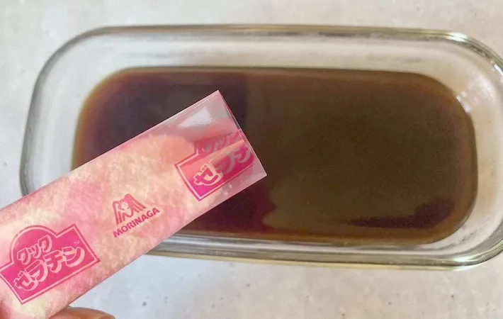 コーヒーにゼラチンを入れる画像（撮影：エニママ）