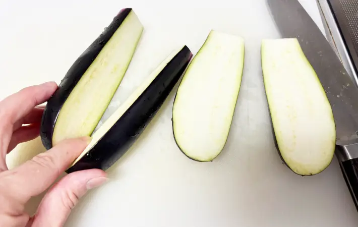 縦半分に切ったナスの画像（撮影：エニママ）