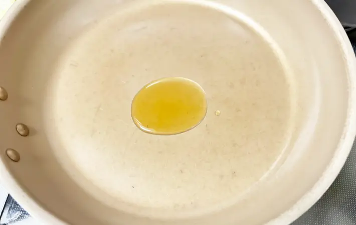 フライパンでごま油を熱している画像（撮影：エニママ）