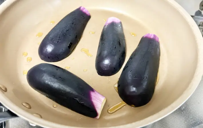 ナスの断面を焼いている画像（撮影：エニママ）