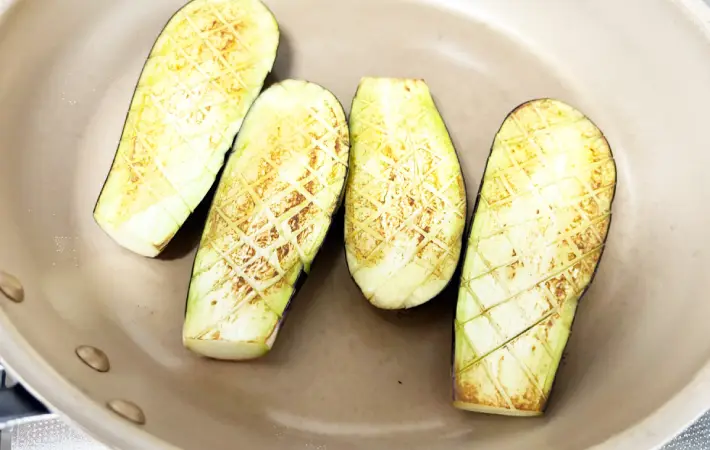 ナスの皮面を焼いている画像（撮影：エニママ）