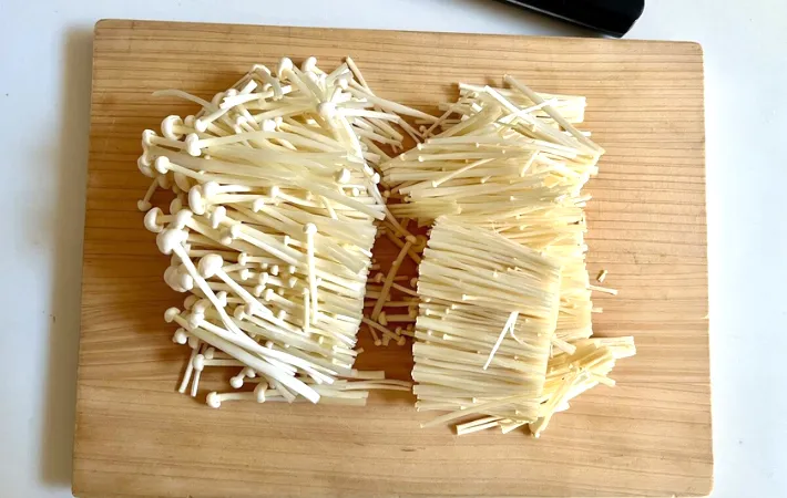 エノキを食べやすい大きさにカット画像（撮影：エニママ）