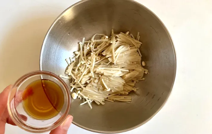 ボウルに調味料の画像（撮影：エニママ）