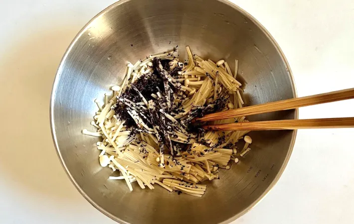 ボウルで材料を混ぜる画像（撮影：エニママ）
