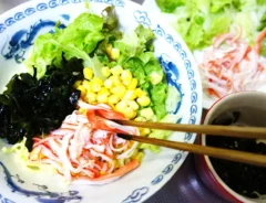 具材を盛りつけている画像（撮影：エニママ）