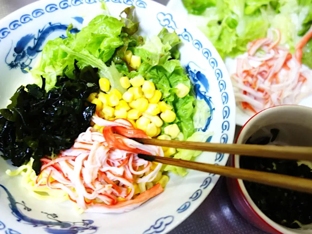 具材を盛りつけている画像（撮影：エニママ）