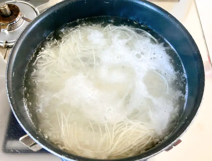 そうめんをゆでている画像（撮影：エニママ）