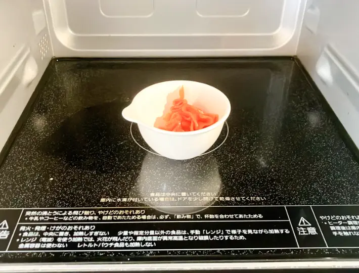 電子レンジに『ヴェルデ明太フランス風　トーストスプレッド』を入れた画像（撮影：エニママ）