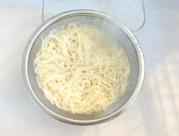 そうめんを流水で洗っている画像（撮影：エニママ）