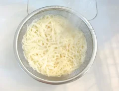そうめんを流水で洗っている画像（撮影：エニママ）