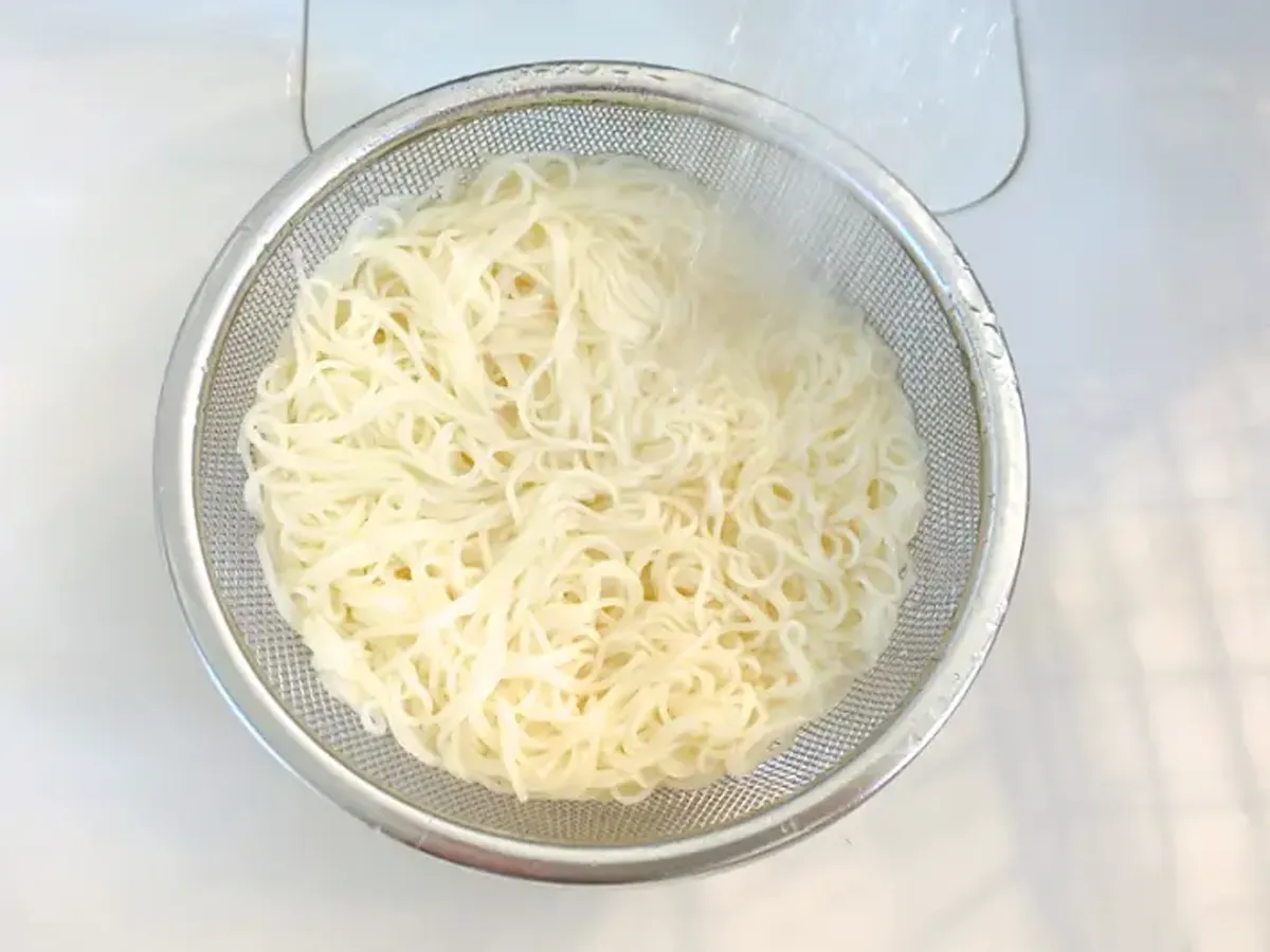 そうめんを流水で洗っている画像（撮影：エニママ）