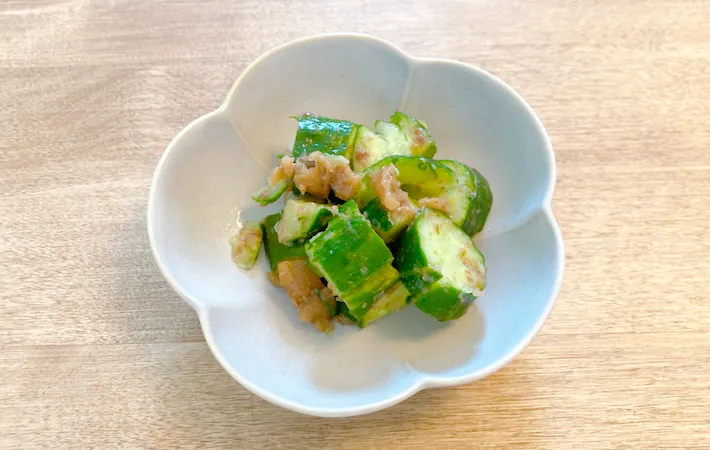 器に盛りつけた「たたき梅きゅうり」の画像（撮影：エニママ）