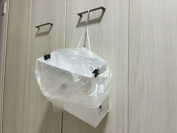クローゼットの取っ手につけた簡易ゴミ箱（撮影：grapeライフハック編集部）