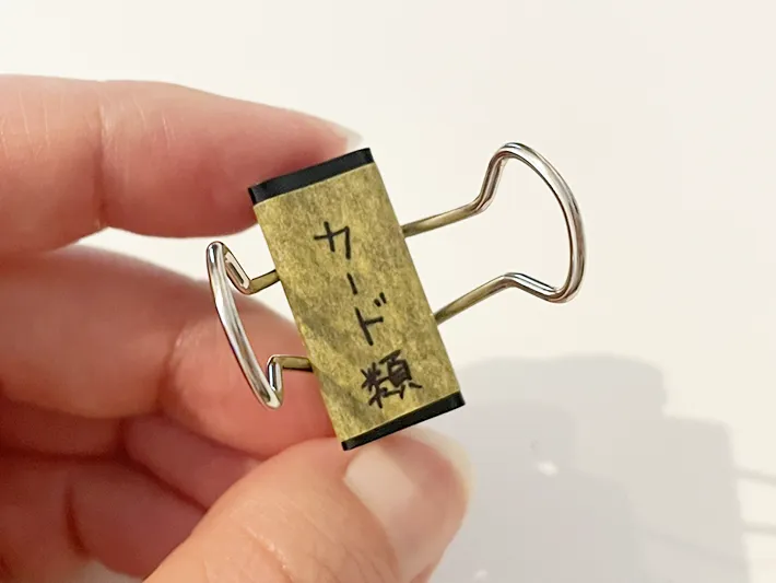 ダブルクリップに文字を書いた写真（撮影：grapeライフハック編集部）