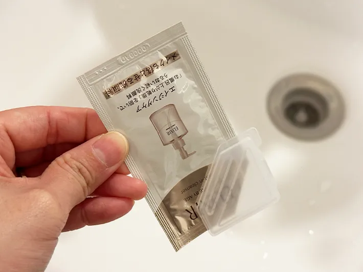 『サンプルコスメクリップ』で開封済みの試供品を挟んでいる画像（撮影：grapeライフハック編集部）