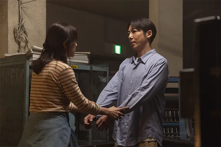 『リボーン ～最後のヒーロー～』に出演する高橋一生さんと中村アンさんが写る場面写真