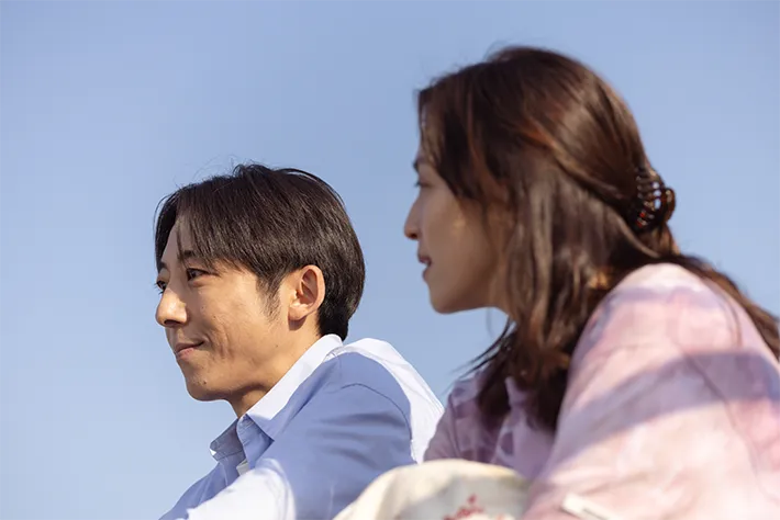 『リボーン ～最後のヒーロー～』に出演する高橋一生さんと中村アンさんが写る場面写真